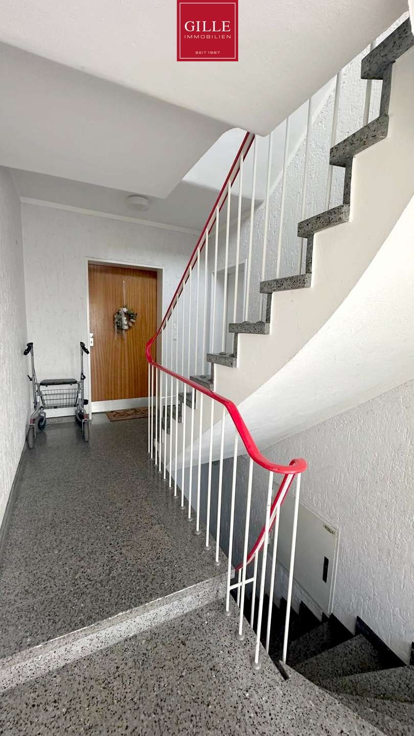 Neuss-Uedesheim: Saniertes Apartment mit kleinem Garten, Einbauküche u.  modernem Tageslichtduschbad